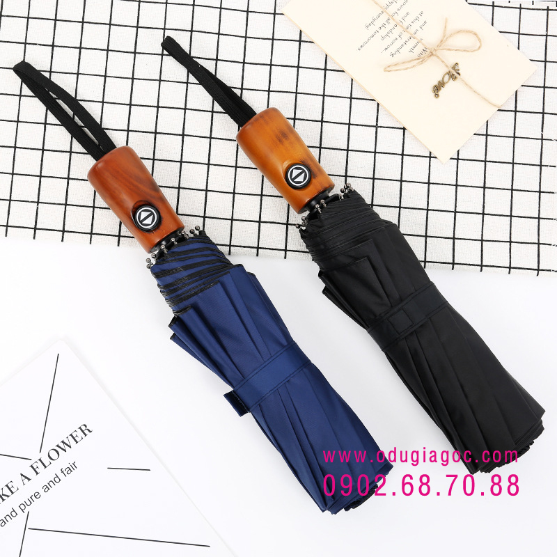 in logo Sử dụng quá nhiều màu sắc khác nhau cho chiếc dù cầm tay.